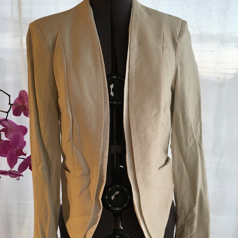 Cropped blazer. Tailored luxe